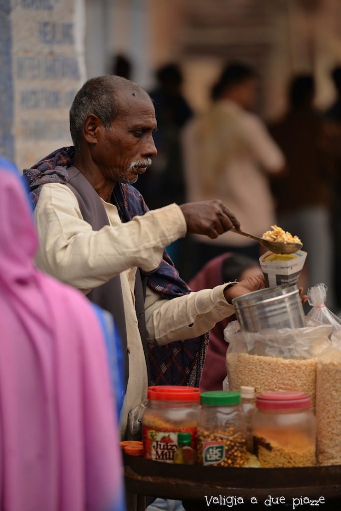 venditore street food varanasi india