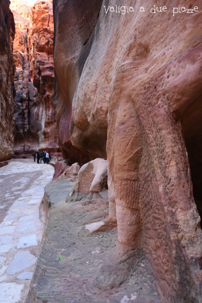 I resti dell'acquedotto di Petra, nel Siq